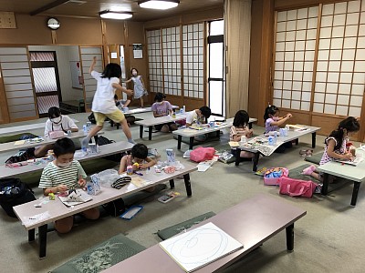 神社でのクラスは、座布団を敷いて寺子屋のような雰囲気。学校とは違って、いろいろな学年の子供たちが一緒に制作して、刺激し合っています。(年間40回)