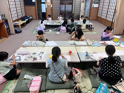 神社でのクラスは、座布団を敷いて寺子屋のような雰囲気。学校とは違って、いろいろな学年の子供たちが一緒に制作して、刺激し合っています。(年間40回)