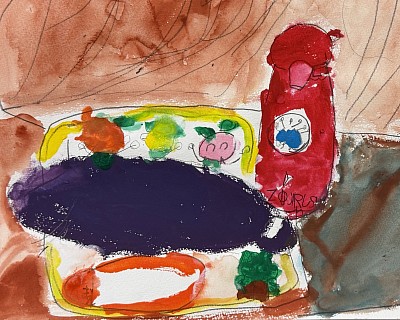 【今月の作品】2025年11月  「静物画」和田一華さん(小1)  家から3種類のモチーフ、円筒形の水筒、野菜、タオルなどの布を持ってきて、よく観察して描きました。