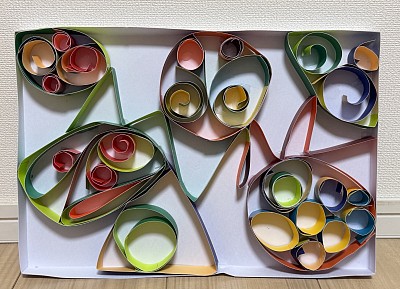 【今月の作品】2026年1月  「カラードテープを使って」中田和希くん(小3)  裏表色が違うカラーテープをクルクル丸めたり、ギザギザに折ったりして作品を作りました。深い森の中をイメージした作品です。